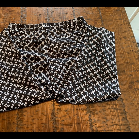 Worthington Capris, Size 10, EUC, Black, Blue and White. - Picture 4 of 11